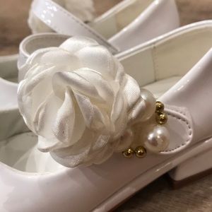 Size 11.5/12 Girls Beautiful White Patent Shoes!